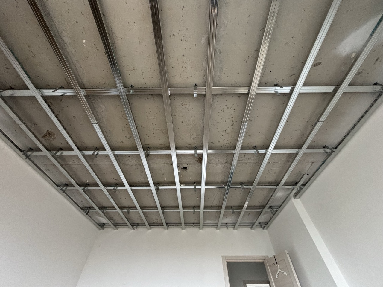 Монтаж каркаса потолка